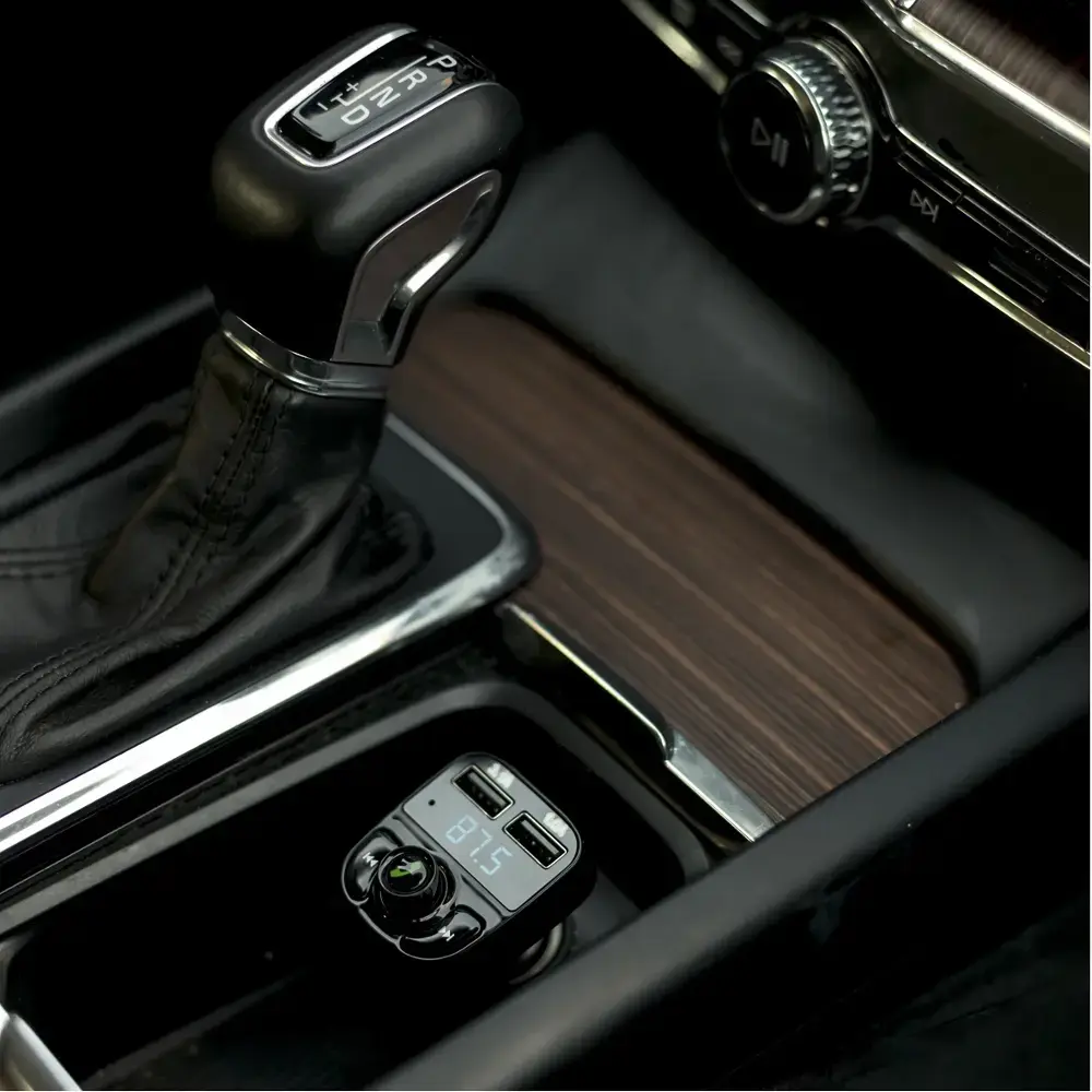 Forever TR-330 bluetooth 4.0 FM transmitter ar uzlādes ligzdām USB 12 | 24V | 3.1A + 1A melns
