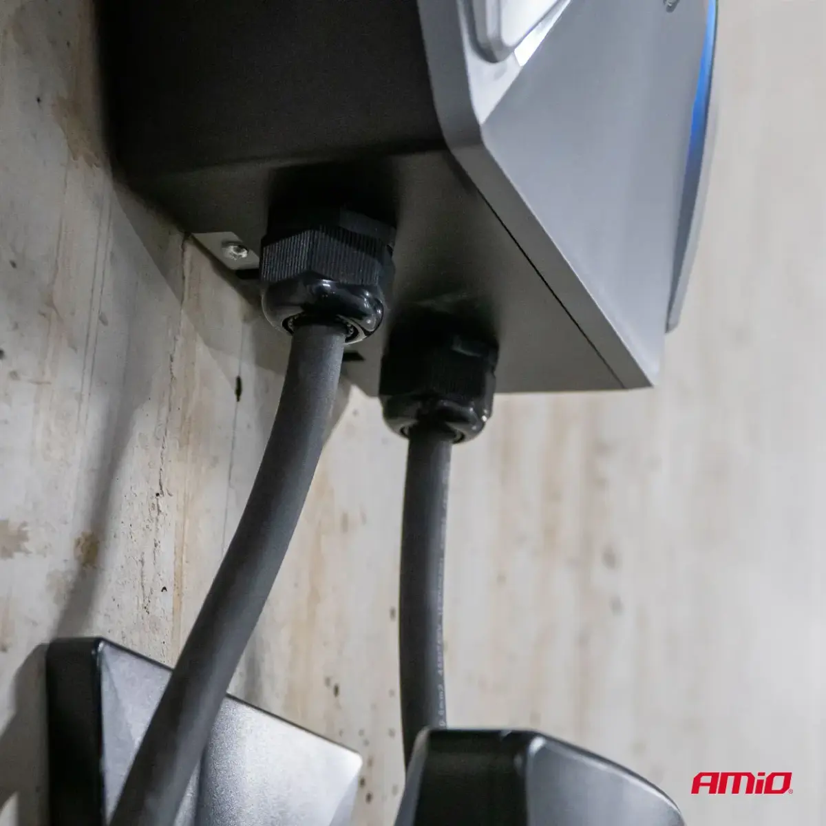 Wall-mounted EV Charger three-phase 22kW 32A 400V AMIO-04843
