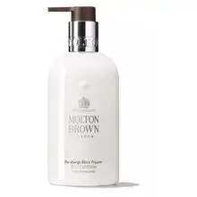 "Re-charge Black Pepper Body Lotion - Tělové mléko" translates to "Re-charge Black Pepper Body Lotion - Body Milk" in English.