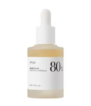 Die Anua Heartleaf 80% Soothing Ampoule ist eine hochwirksame Ampulle, das entwickelt wurde, um empfindliche Haut zu beruhigen und ihr gleichzeitig intensive Feuchtigkeit zu spenden. Der Hauptinhaltsstoff dieser Ampulle ist der Herzblattextrakt, auch bekannt als Houttuynia Cordata Extrakt, der in beeindruckenden 80%iger Konzentration in der Formel enthalten ist. Dieser Extrakt ist bekannt für seine entzündungshemmenden Eigenschaften und seine Fähigkeit, Rötungen sowie Hautreizungen effektiv zu l