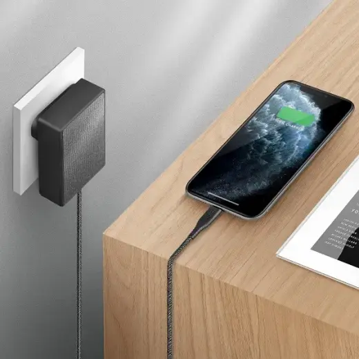 UNIQ Votre Slim travel charger | 18W | PD | USB-C | with USB-C-Lightning cable | charcoal black