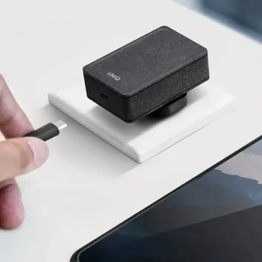 Uniq Versa Slim travel charger | 18W | PD | USB-C | with USB-C to USB-C cable included | black