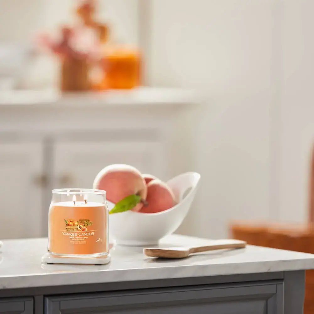 Yankee Candle Farm Candle Fresh Peach Signature (Farm Fresh Peach) - 368g