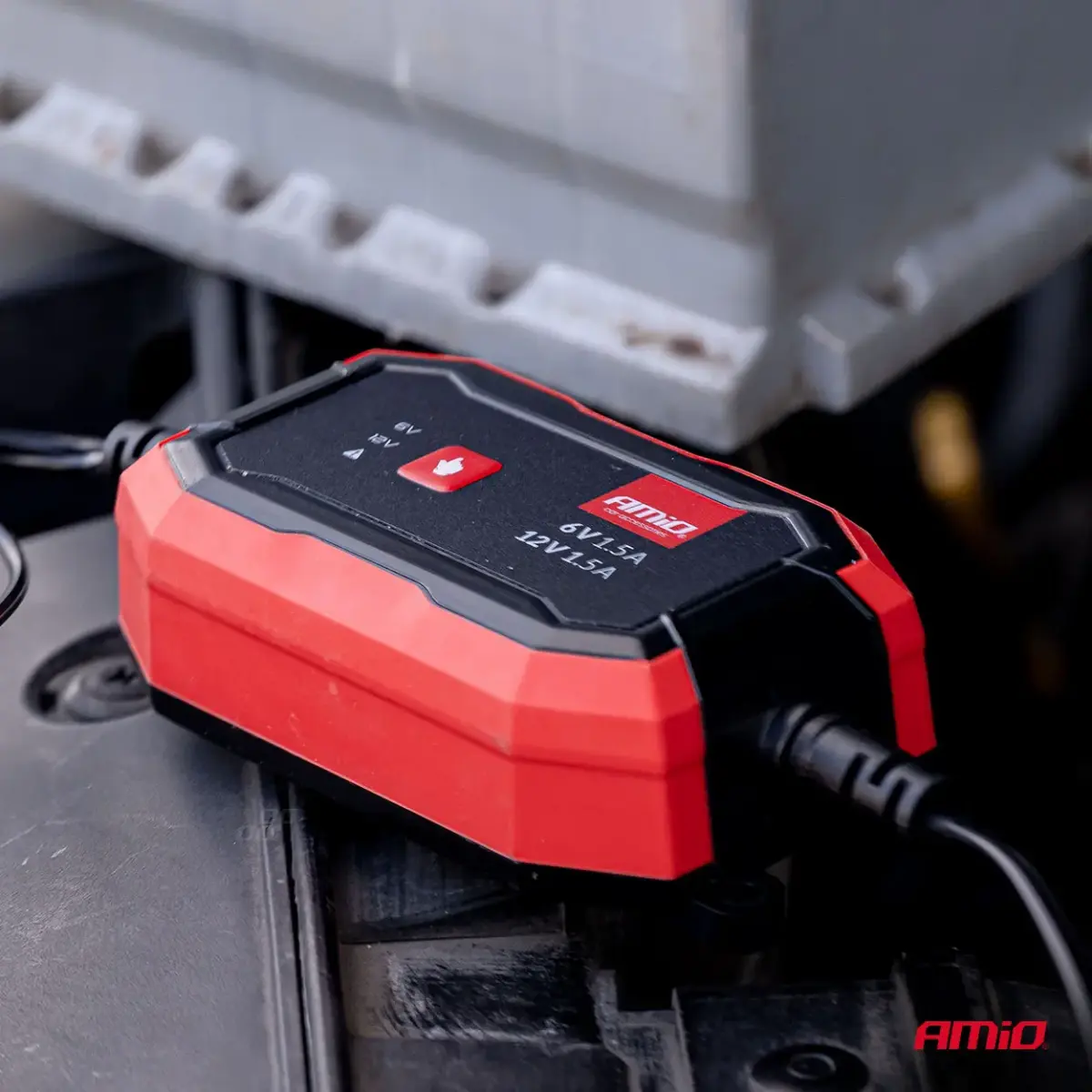 Digital battery charger AGM GEL STD LiFePo4 MAX 1,5A 6/12V AMIO-04526