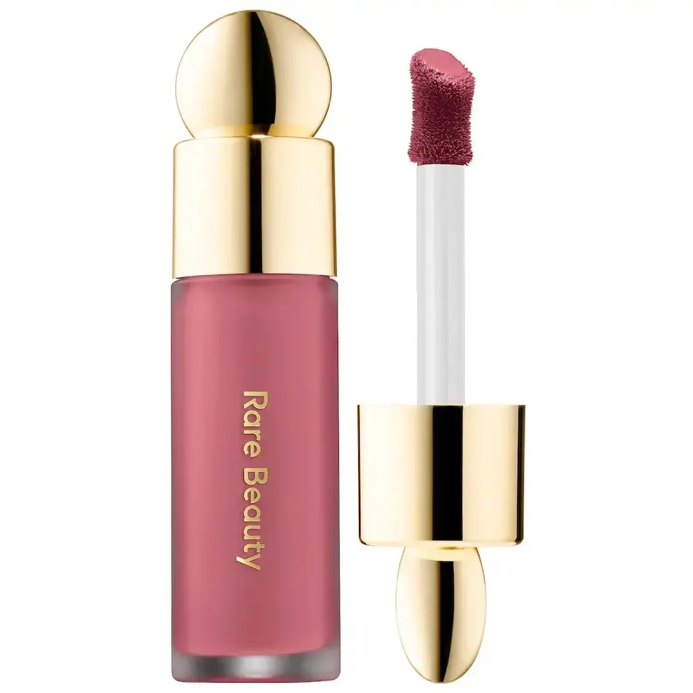 Rare Beauty pehme näpuotsaga vedel põsepuna Believe 7,5 ml