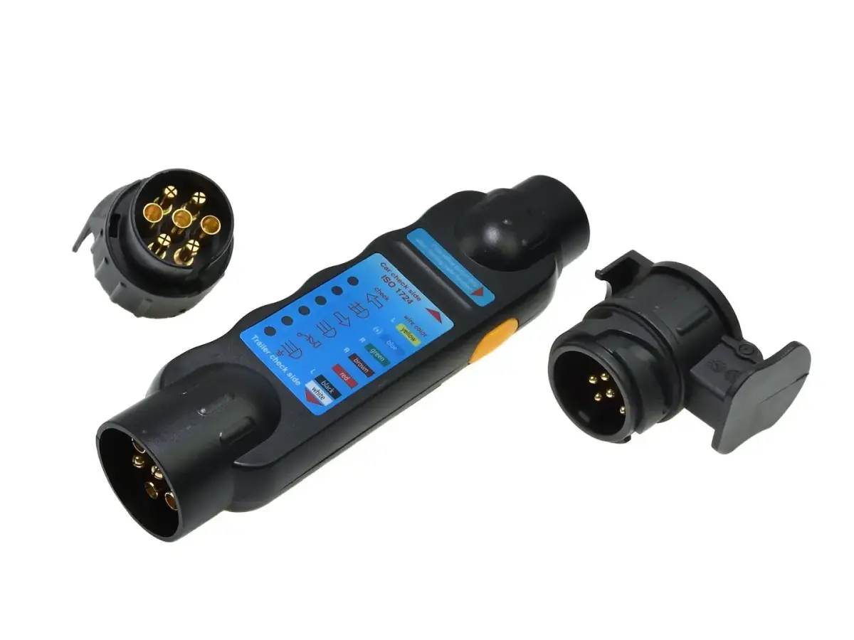 Kravas automobiļu un piekabināmo ierīču ligzdu un kontaktdakšu testeris ar 13/7 un 7/13 adapteriem