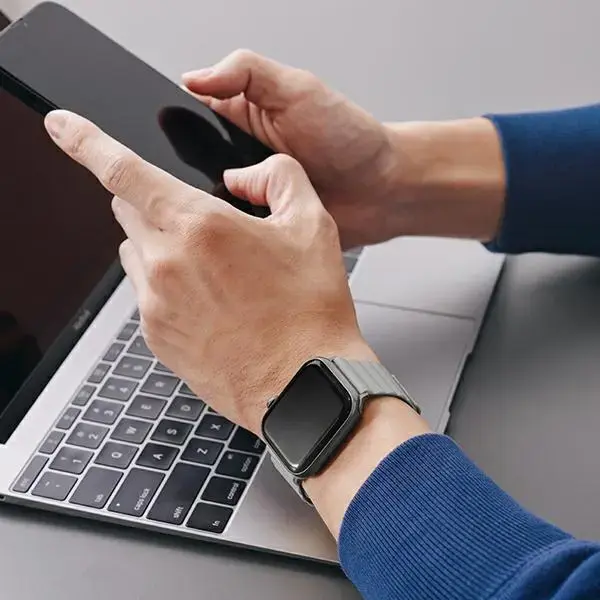 UNIQ viedpulksteņa siksniņa priekš Apple Watch (42/44/45/49 mm) | silikons | dzeltena/pelēka