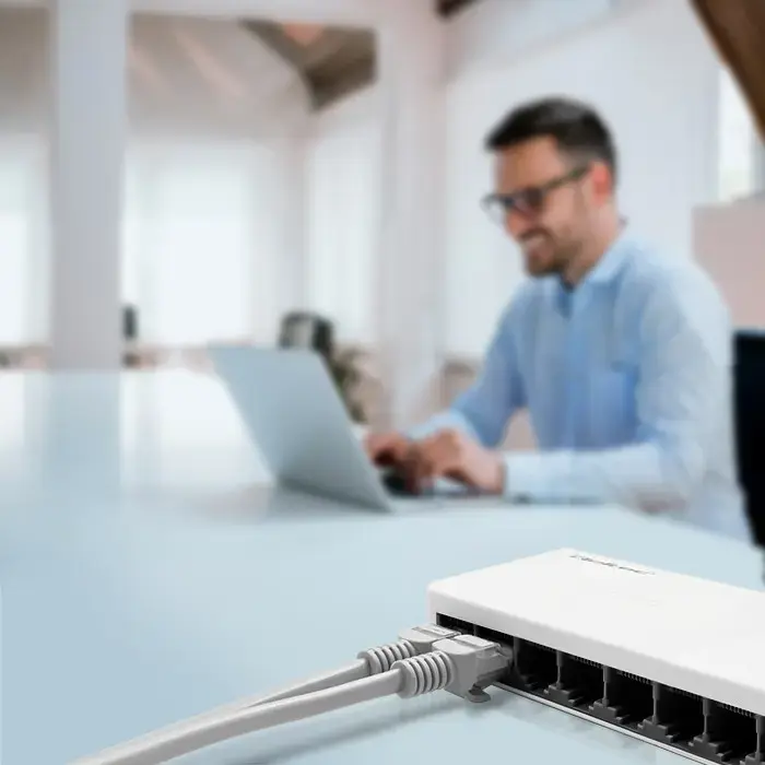 Qoltec Network SWITCH | 8 x RJ45 port | 100Mbps | Fast Ethernet | LAN