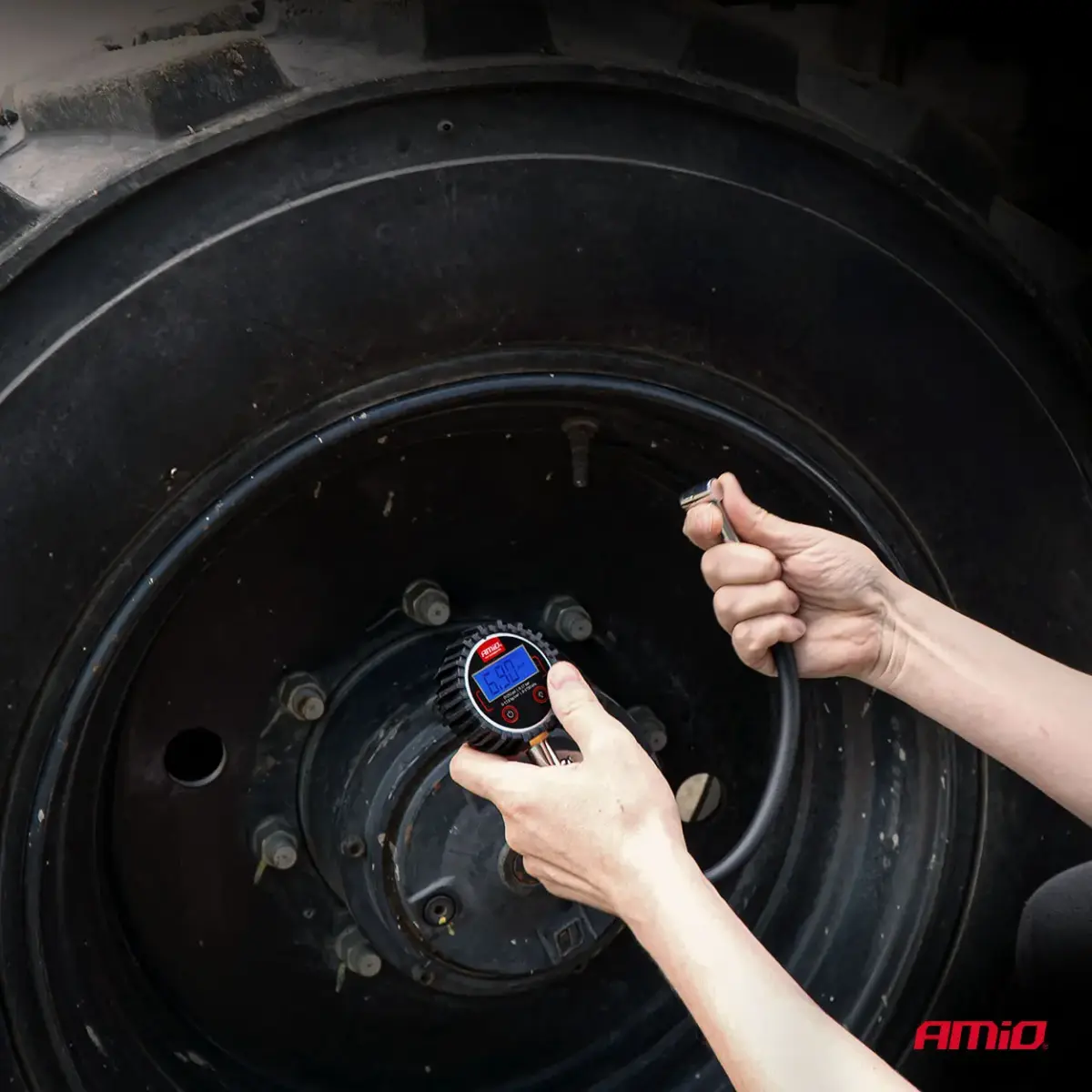 Digital Tire Pressure Gauge with Hose and Bleed Valve 17 bar AMIO-04465