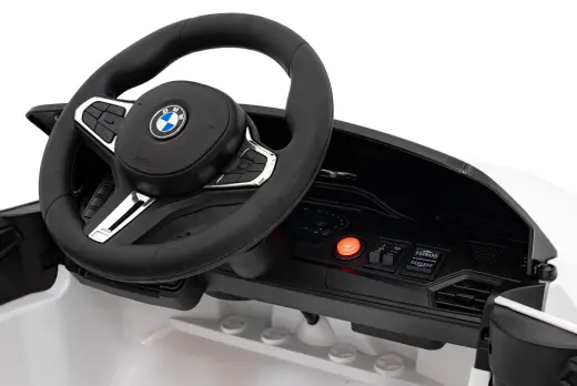 Автомобиль BMW M4 белый