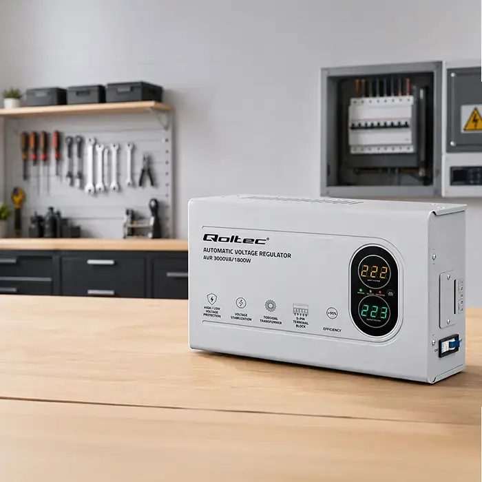 Qoltec Automatic Voltage Stabilizer AVR 3000VA | 1800W | Compact | Toroidal transformer